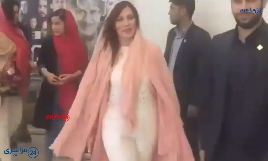 تصویری تازه از بانو هلن اصحاب کهف؛ مهتاب کرامتی در کنار بادیگاردش