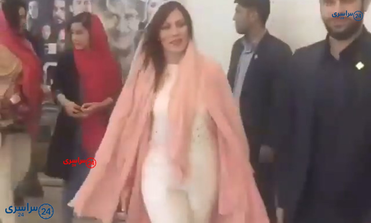 تصویری تازه از بانو هلن اصحاب کهف؛ مهتاب کرامتی در کنار بادیگاردش