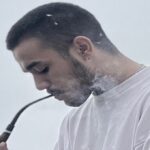 آهنگ دودشو می‌کنم آروم حبس حتی اگه بارون زد از طاهاس