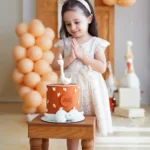 ژست عکس کودک با کیک