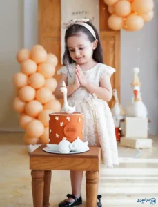 ژست عکس کودک با کیک