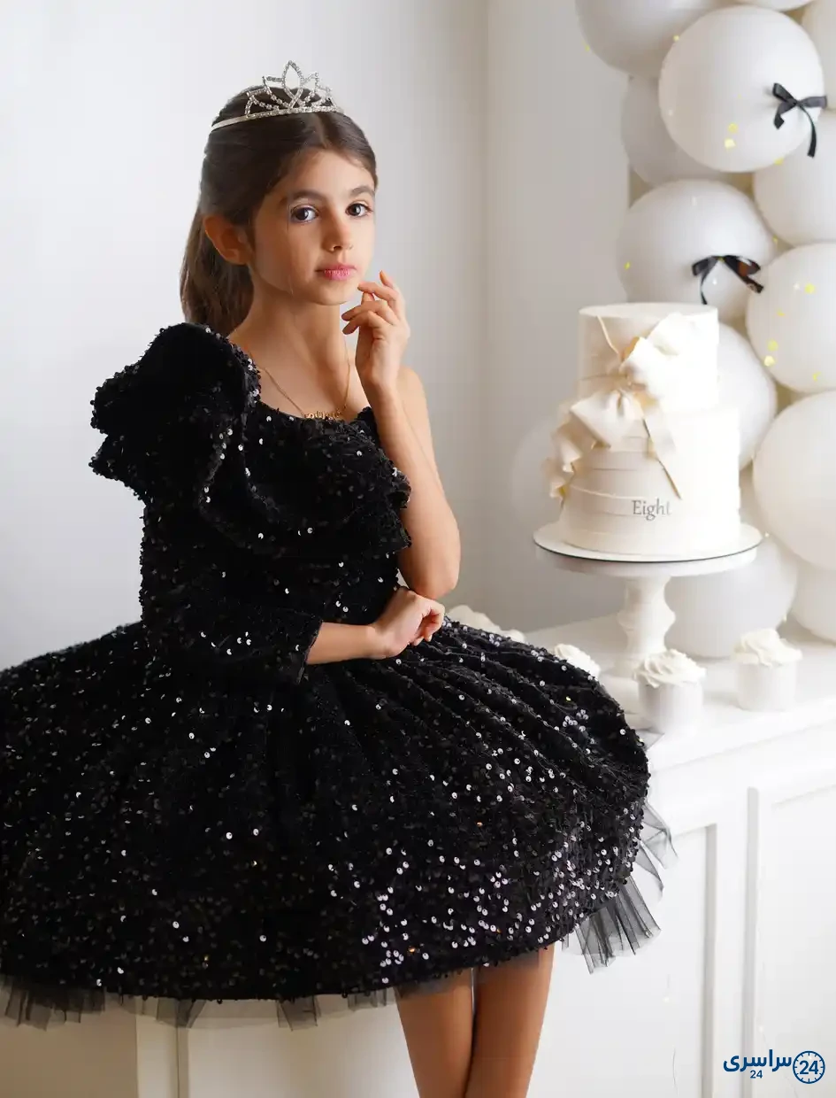 ژست عکس کودک با کیک