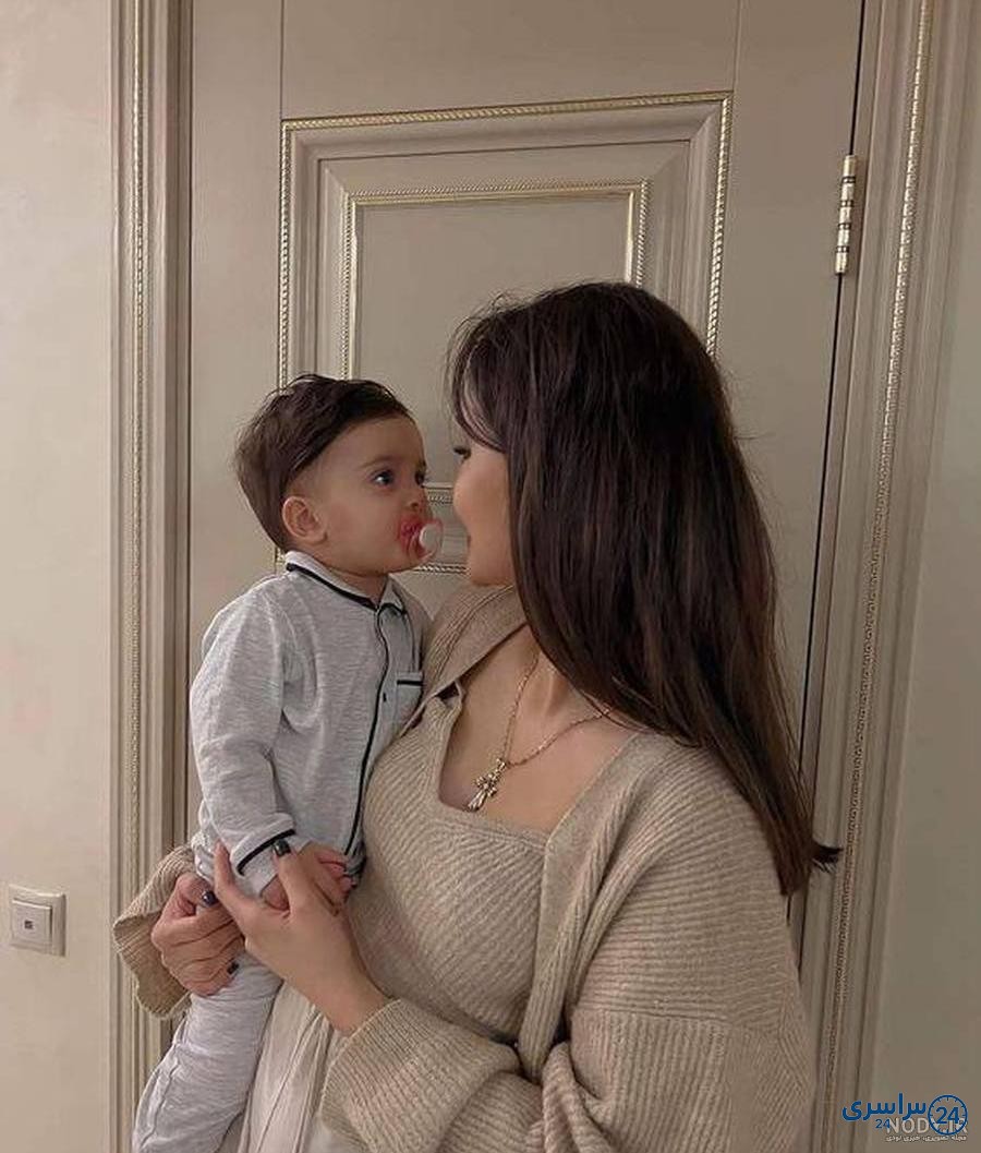 ژست عکس پدر و مادر با کودک