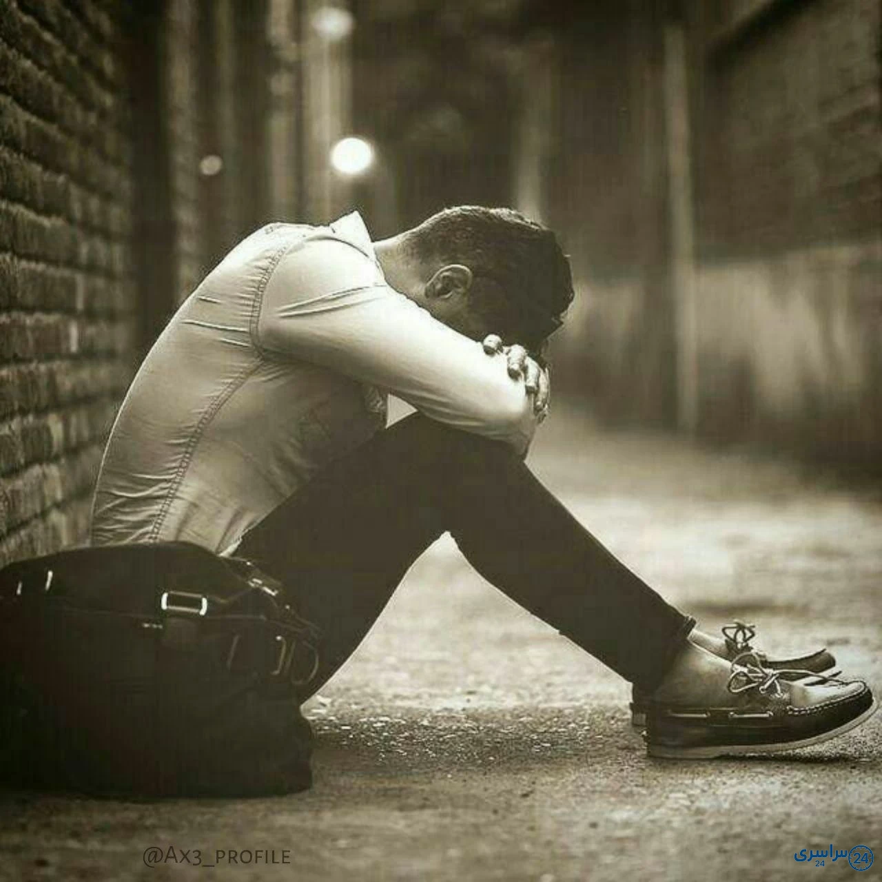 یک عکس پروفایل غمگین پسرانه