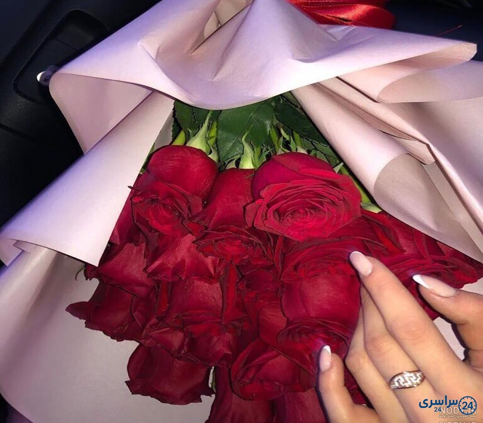 عکس گل در دست دختر طبیعی