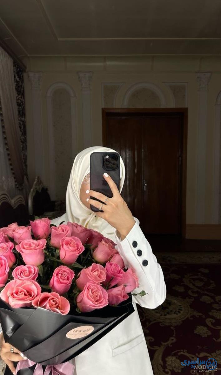 عکس گل در دست دختر طبیعی