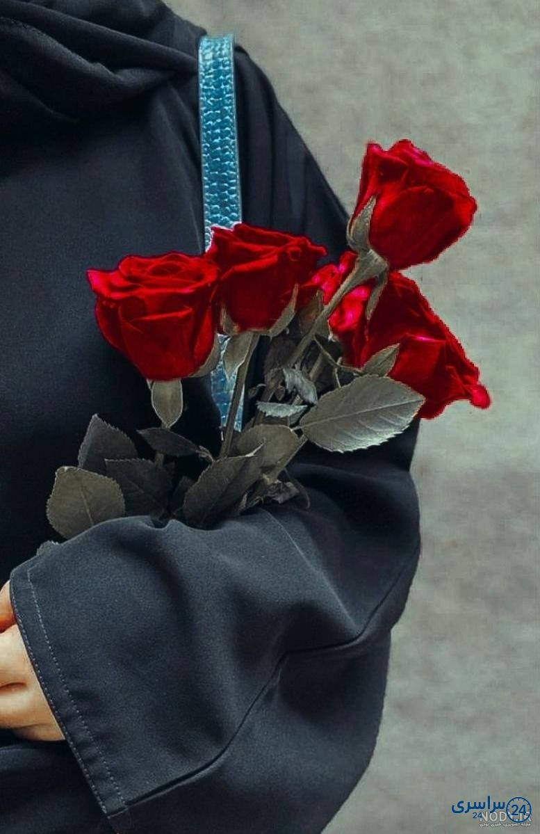 عکس گل در دست دختر طبیعی